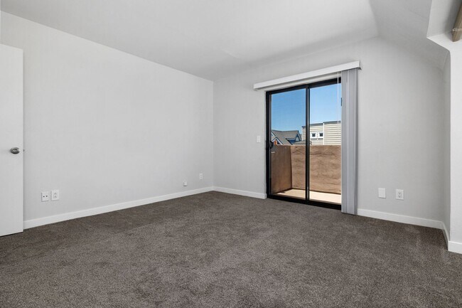 Building Photo - Mission Beach. 3 bedroom, 2.5 bath, 2 car garage,