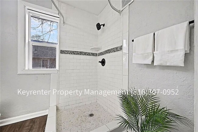 Building Photo - 4 Bedroom 2 bath