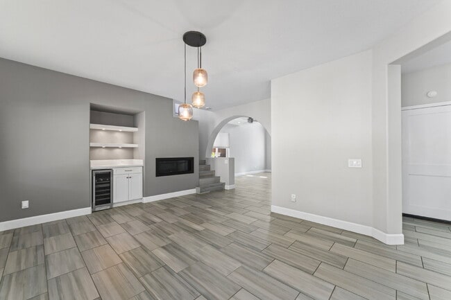 Building Photo - "Spacious 3-Bedroom Retreat with Modern Co...