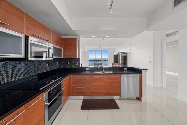 Building Photo - 3000 Oasis Grand Blvd