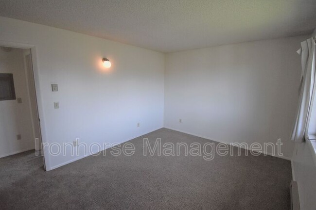 Building Photo - 811 W Villard St