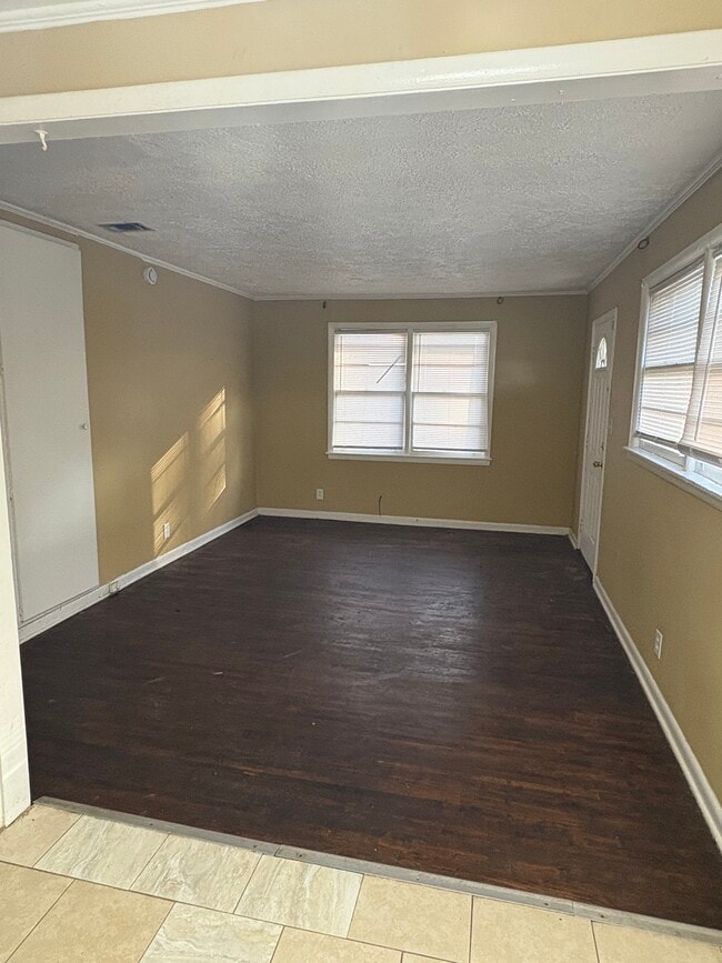 Building Photo - 622 6th St