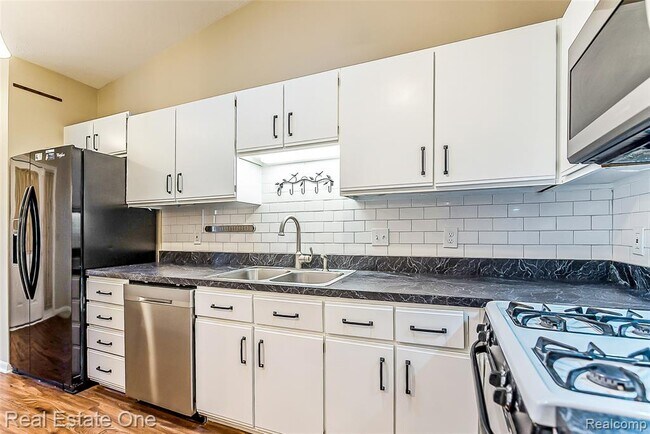 Building Photo - 61960 Arlington 116 3