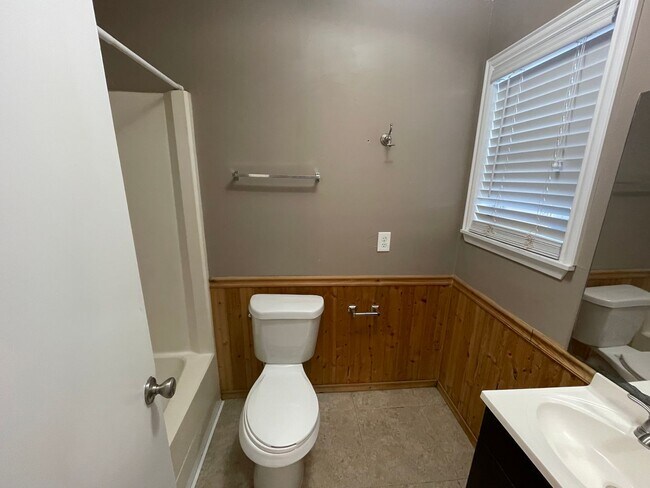 Building Photo - APRIL MOVE IN Spacious 2 Bedroom 2 Bathroom Apartment on Bus Route!