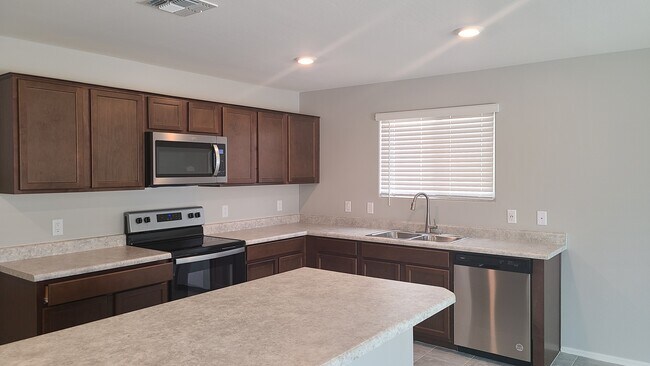 Building Photo - 1541 E Elegante Dr
