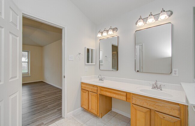 Building Photo - 1904 Roaring Springs Ct