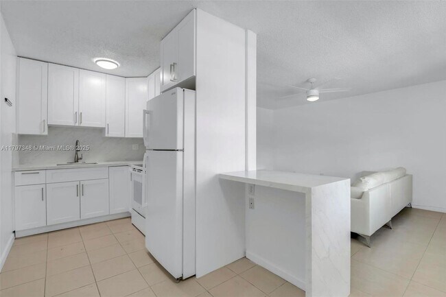 Building Photo - 4590 SW 67th Ave
