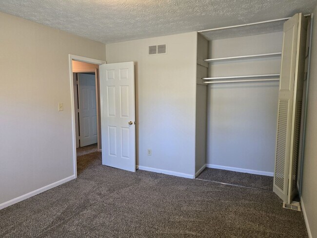 Building Photo - Spacious Split Level In Gainesway   20260501