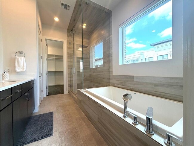 Building Photo - 1301 Town Creek Dr