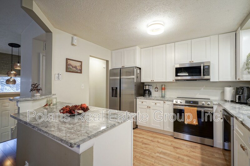 Building Photo - 2808 Lakeshire Ln