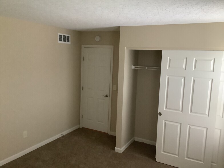 Building Photo - 10236 Meadow Glen Dr
