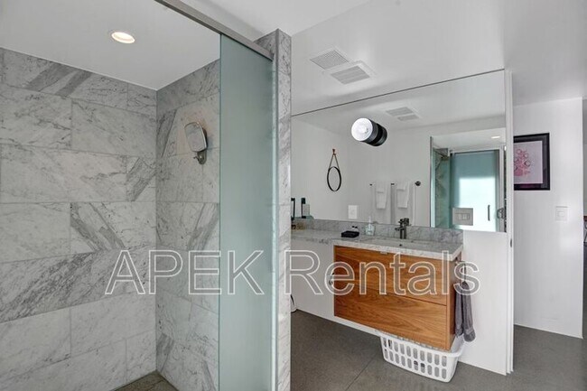 Building Photo - 3133 N Sunnyview Dr