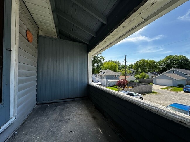 Building Photo - 337 N Maple Ave