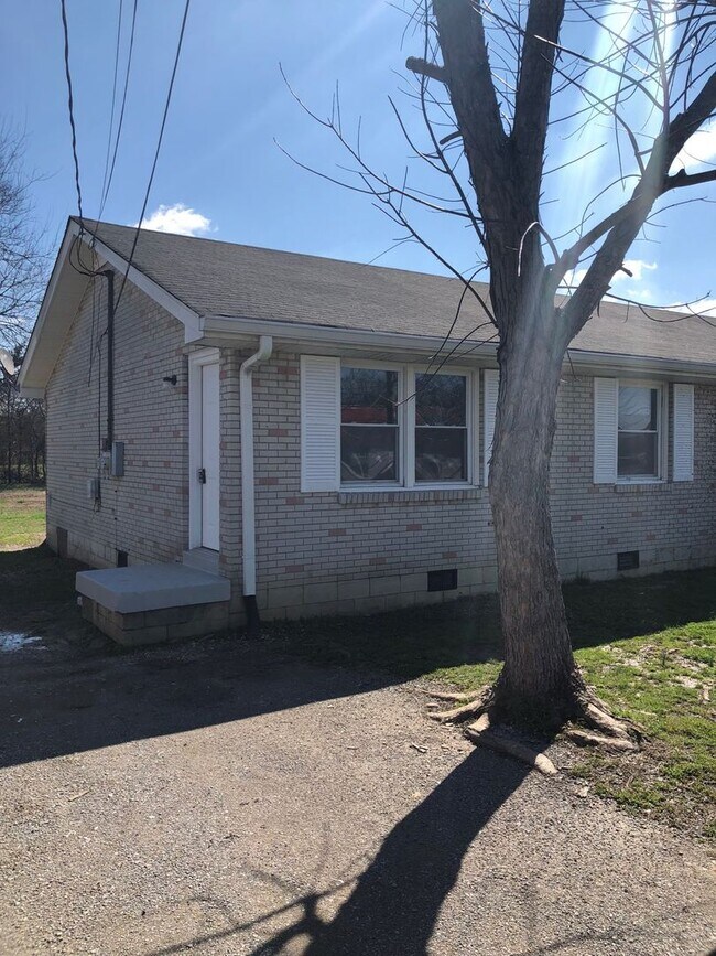 Building Photo - 723 Kent Dr
