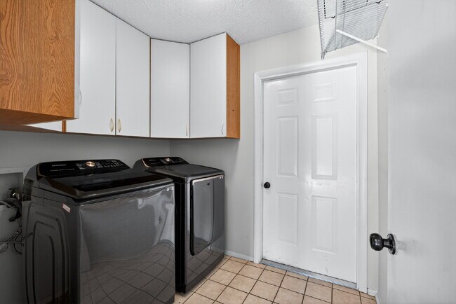 Building Photo - 5 Dorchester Ct