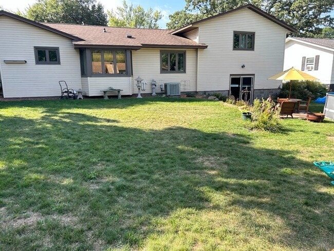 Building Photo - Conveniently located 3BR/3BA House with 2-...