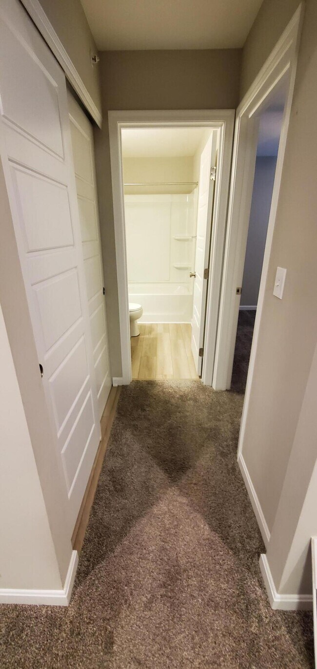 Building Photo - 686 Daphne Wy