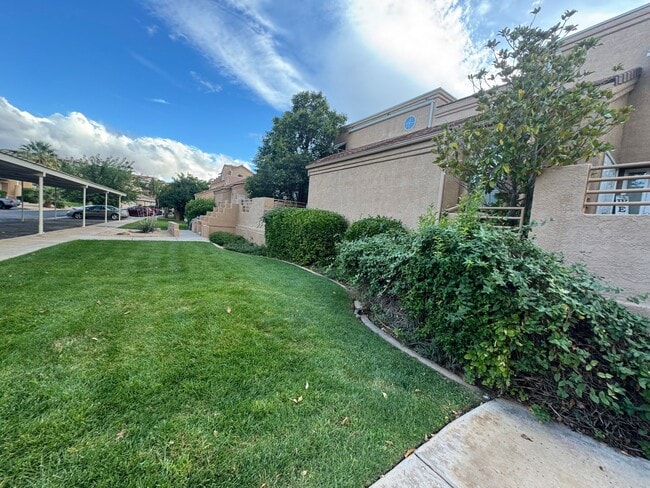 Building Photo - Beautiful Furnished 2 Bedroom Home on Golf Course!!