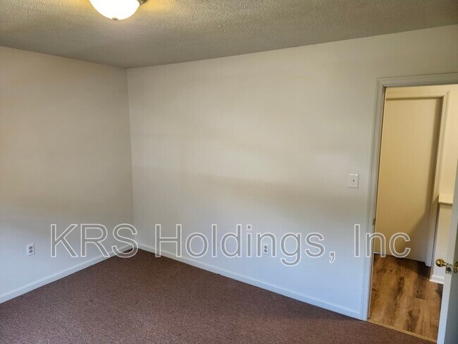 Building Photo - 211 S Waverley St