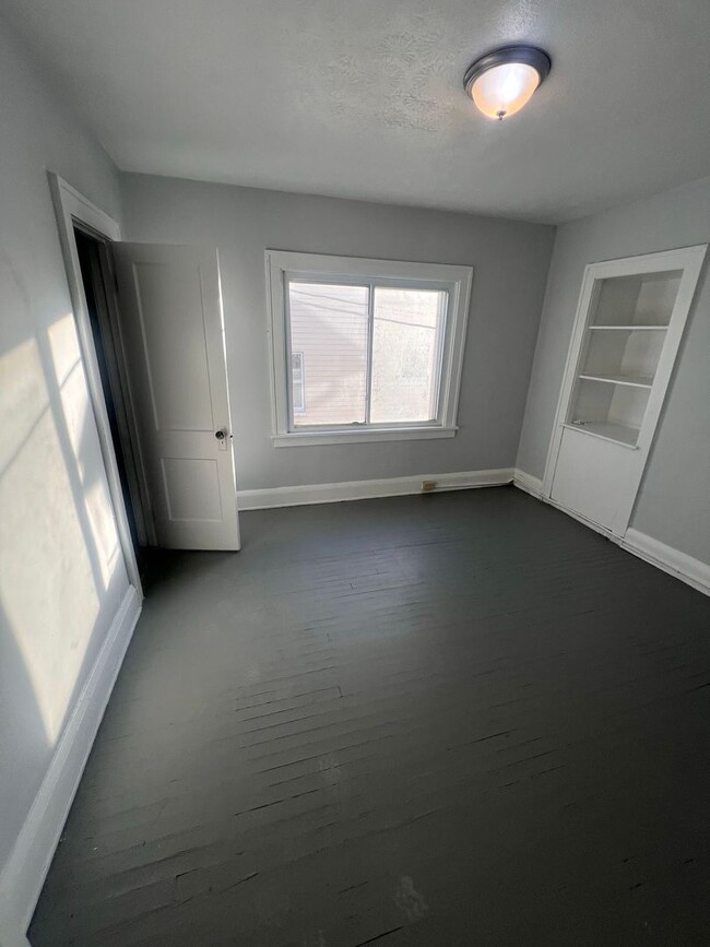 Building Photo - Section 8 Accepted: Affordable 3 Bed, 1 Ba...