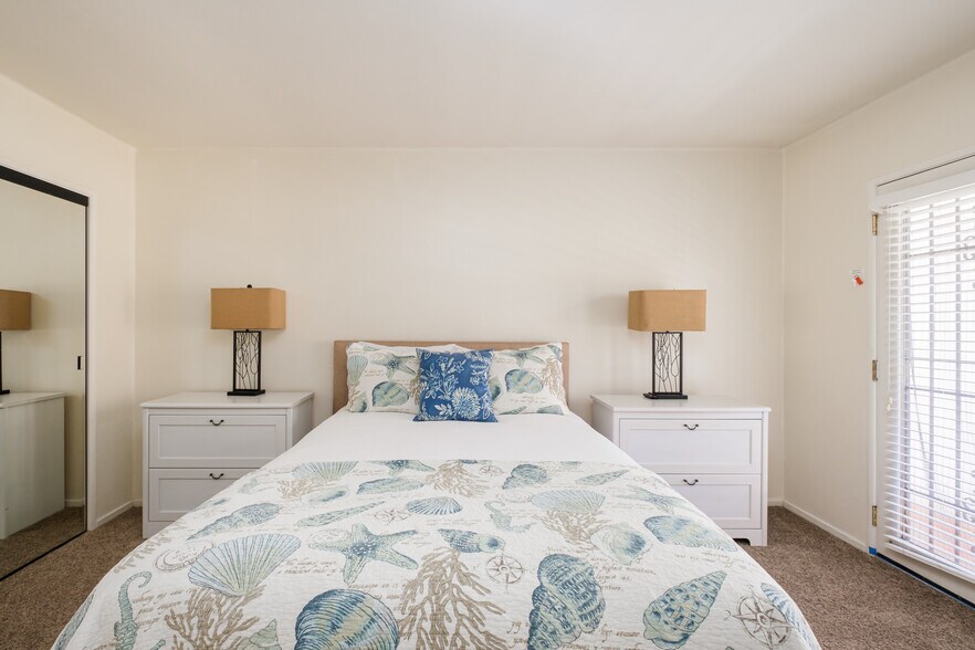 Building Photo - 734 Jersey Ct