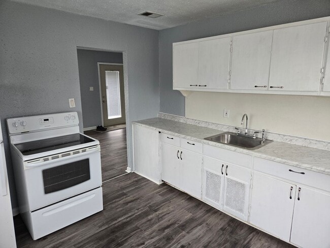 Building Photo - AVAILABLE NOW!