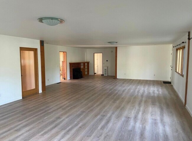 Building Photo - 1646 Maple Ave
