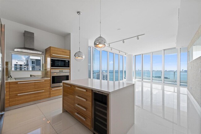 Building Photo - 2020 N Bayshore Dr