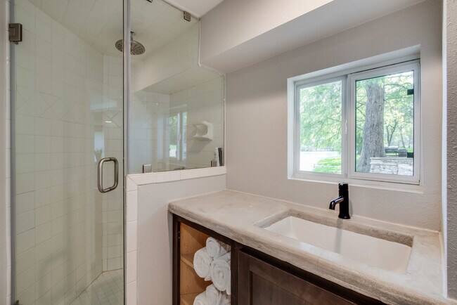 Building Photo - 1810 Lakeshore Dr