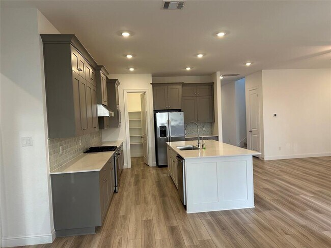 Building Photo - 4802 Avon Ridge Way