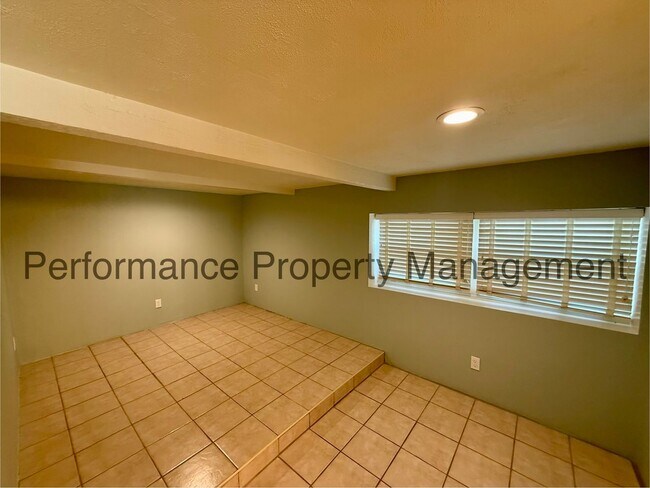 Building Photo - Gorgeous 3 Bed/2 Bath Taft Home w/ Finished Basement, 3 Car Garage & $0 Deposit Option