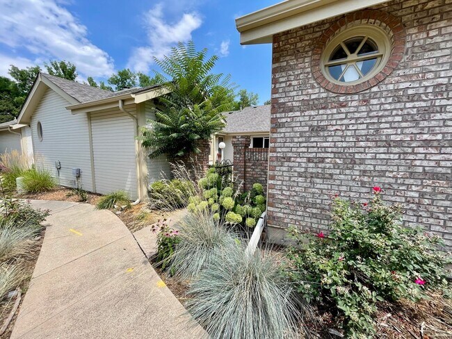 Primary Photo - Beautifully Updated 3-Bed, 3-Bath Townhome...