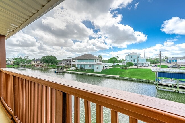 Building Photo - 302 Palm Dr