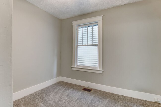 Building Photo - Charming historic home near downtown