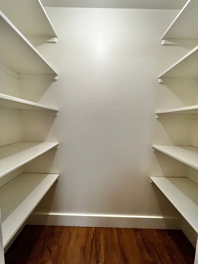 Building Photo - Robertson1005 (KC-JF)