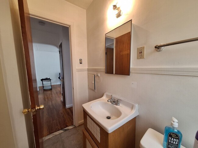 Building Photo - Charming 2 bedroom home in Harper Woods