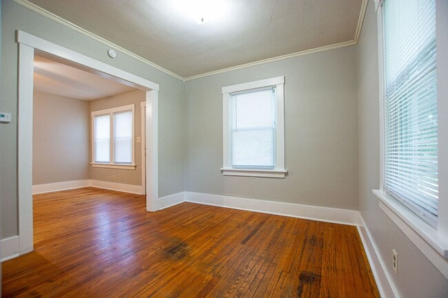 Building Photo - 2 Bedroom / 1 Bath Duplex with Garage in Askarben!