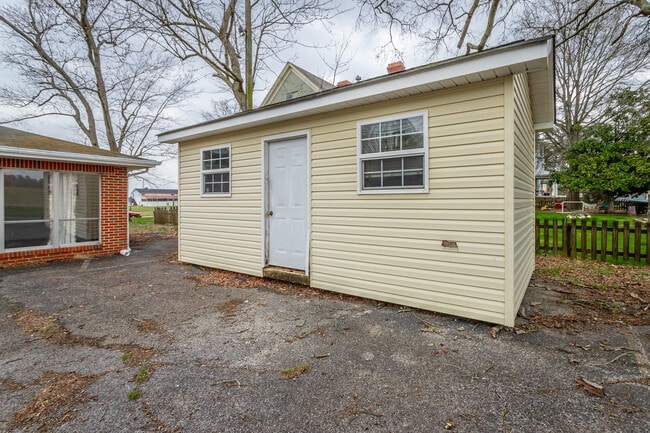 Building Photo - 17 Barnhardt Cir