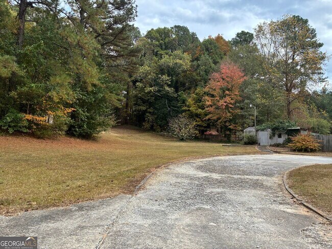 Building Photo - 6322 W Fayetteville Rd