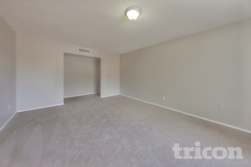 Building Photo - 3849 W Poinsettia Dr