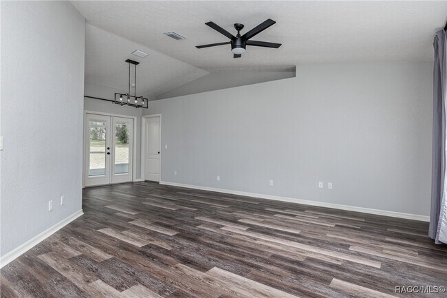 Building Photo - 320 N Fresno Ave