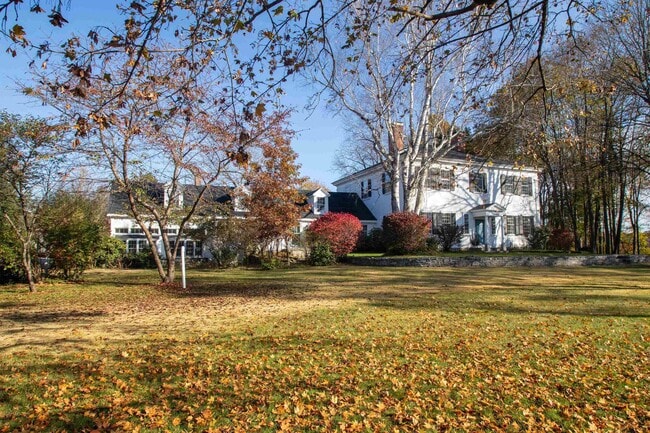 Building Photo - 267 N River Rd