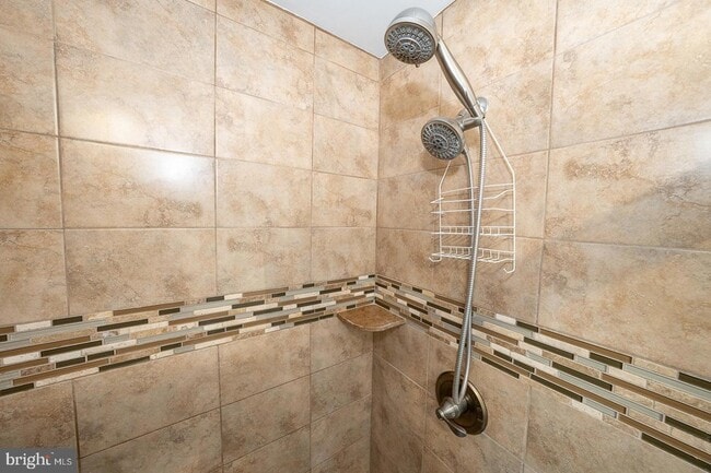 Building Photo - 227 E Hathaway Ln