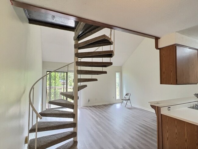 Building Photo - 3081 Huntleigh Dr