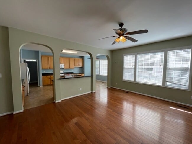 Building Photo - Amazing Hillsborough Home!