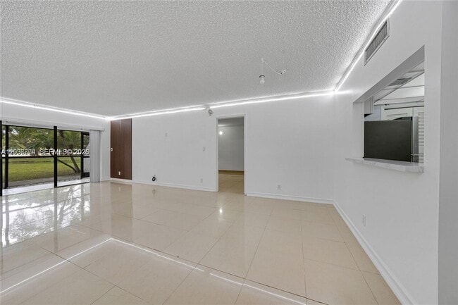 Building Photo - 200 Lakeview Dr