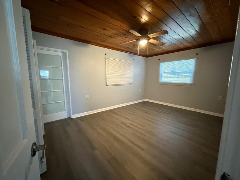 Building Photo - 320 E Oak St