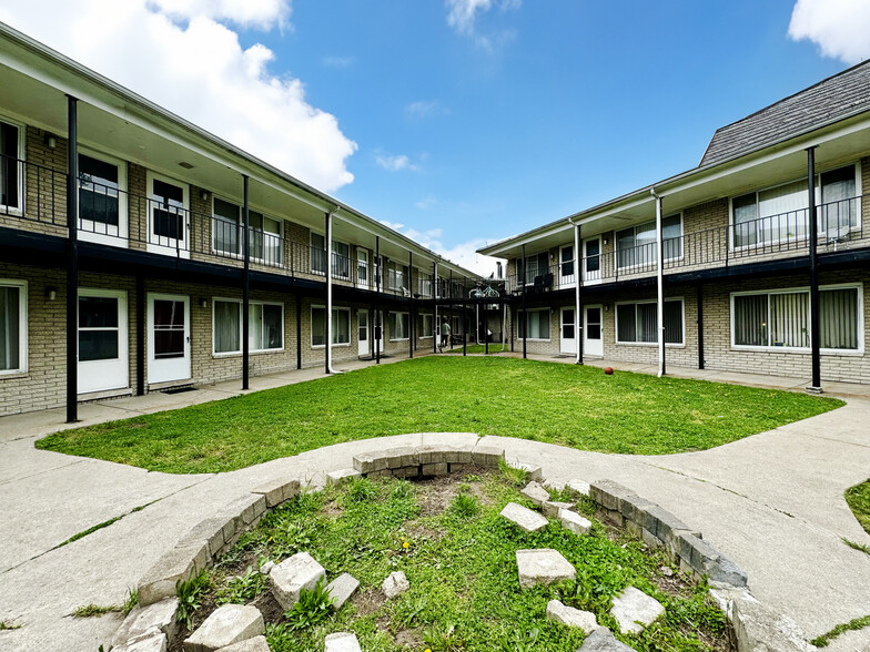 Building Photo - Stanley Manor Apartments