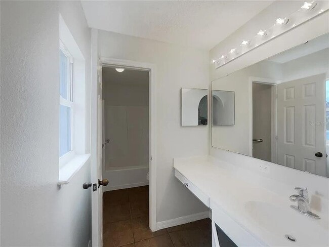 Building Photo - 1725 Sunset Ridge Dr
