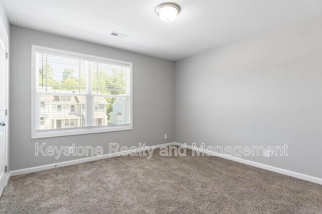 Building Photo - 206 Woodland Vly Ln